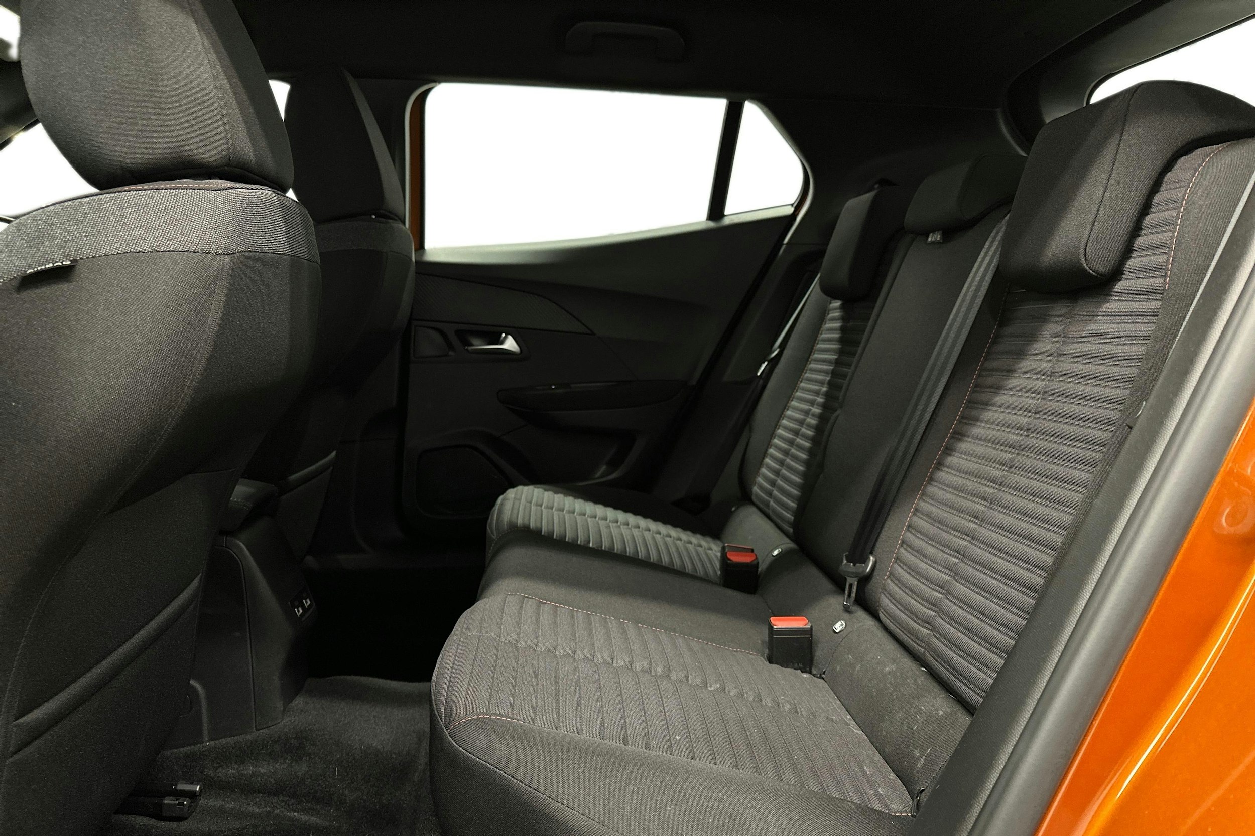 oranssi Peugeot e-2008 2023 kuva 8.
