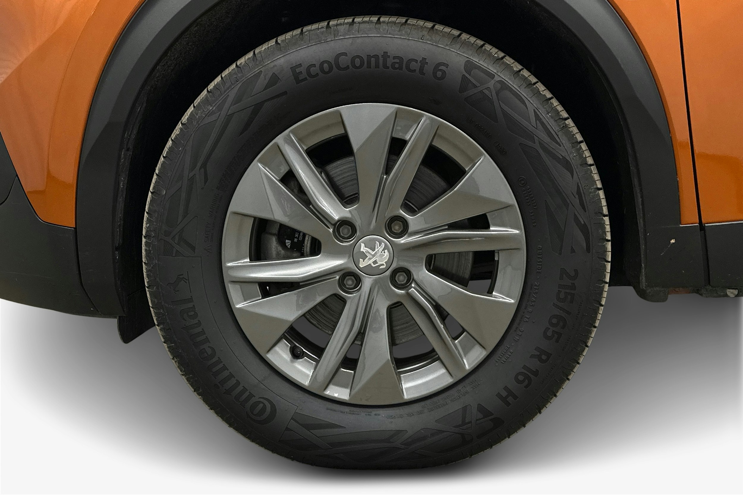 oranssi Peugeot e-2008 2023 kuva 9.