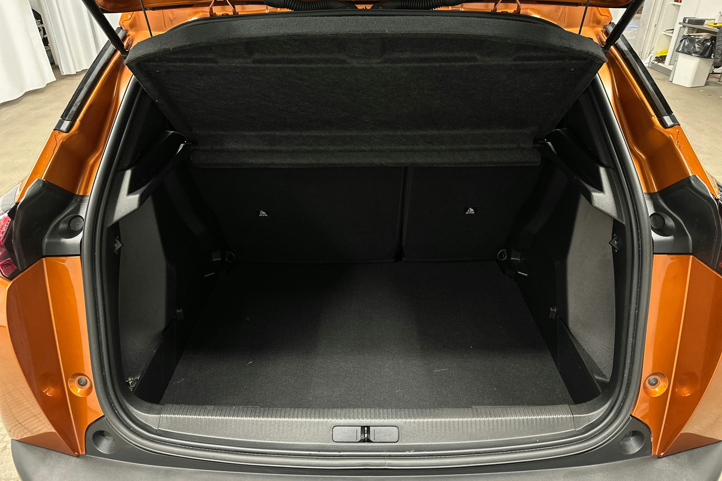 oranssi Peugeot e-2008 2023 kuva 11.