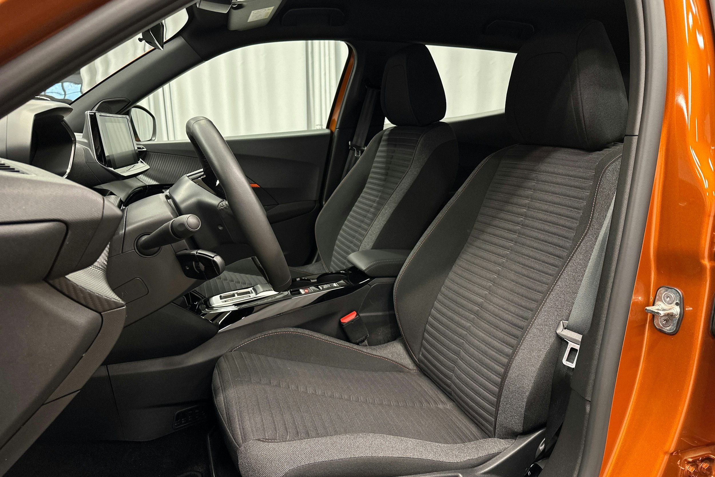 oranssi Peugeot e-2008 2023 kuva 12.