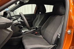 oranssi Peugeot e-2008 2023 kuva 12.