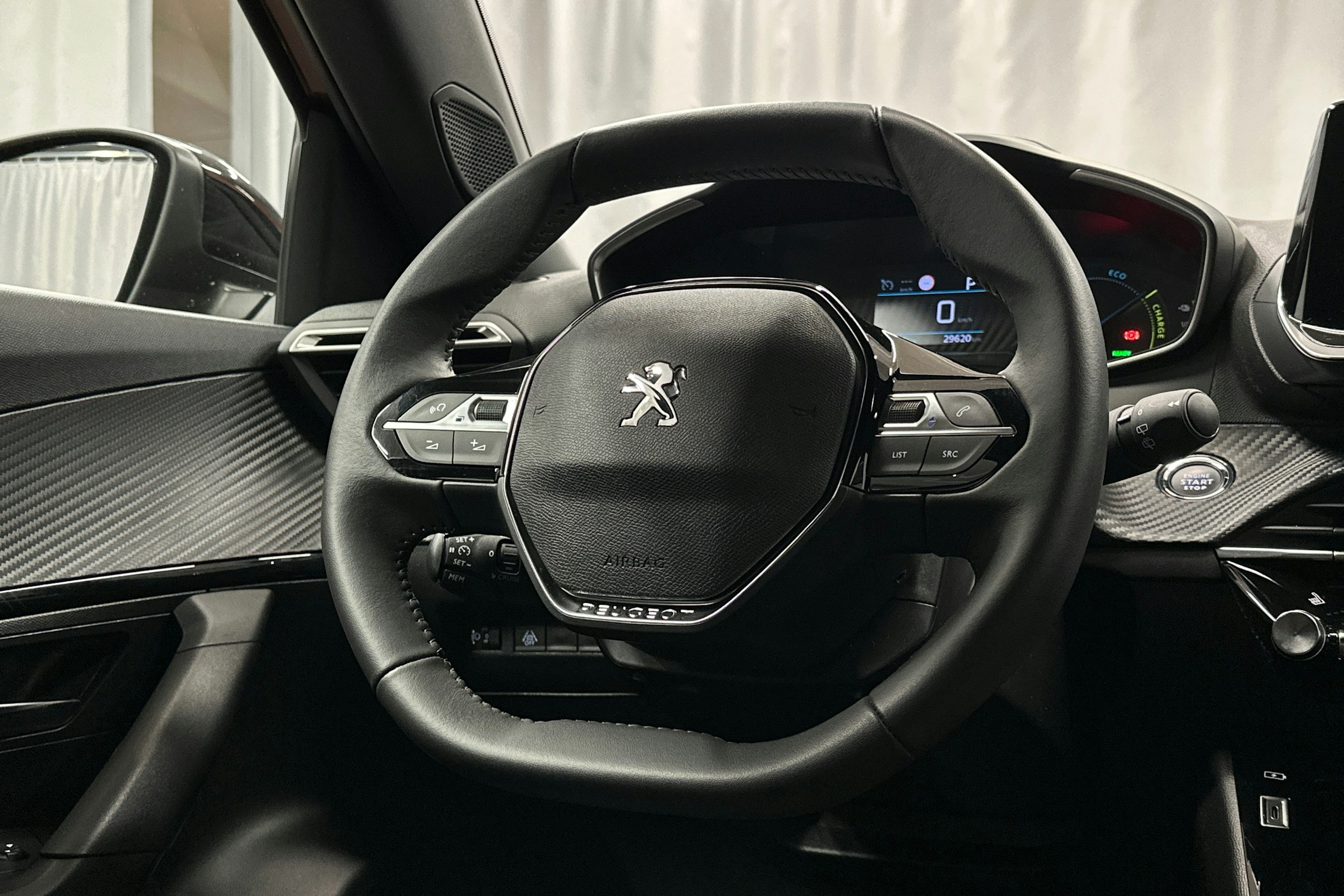 oranssi Peugeot e-2008 2023 kuva 13.