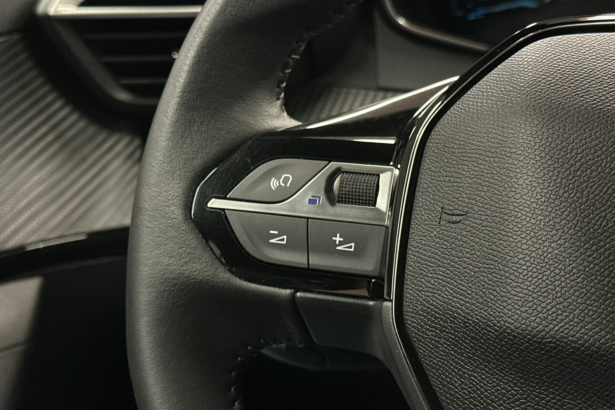 oranssi Peugeot e-2008 2023 kuva 14.