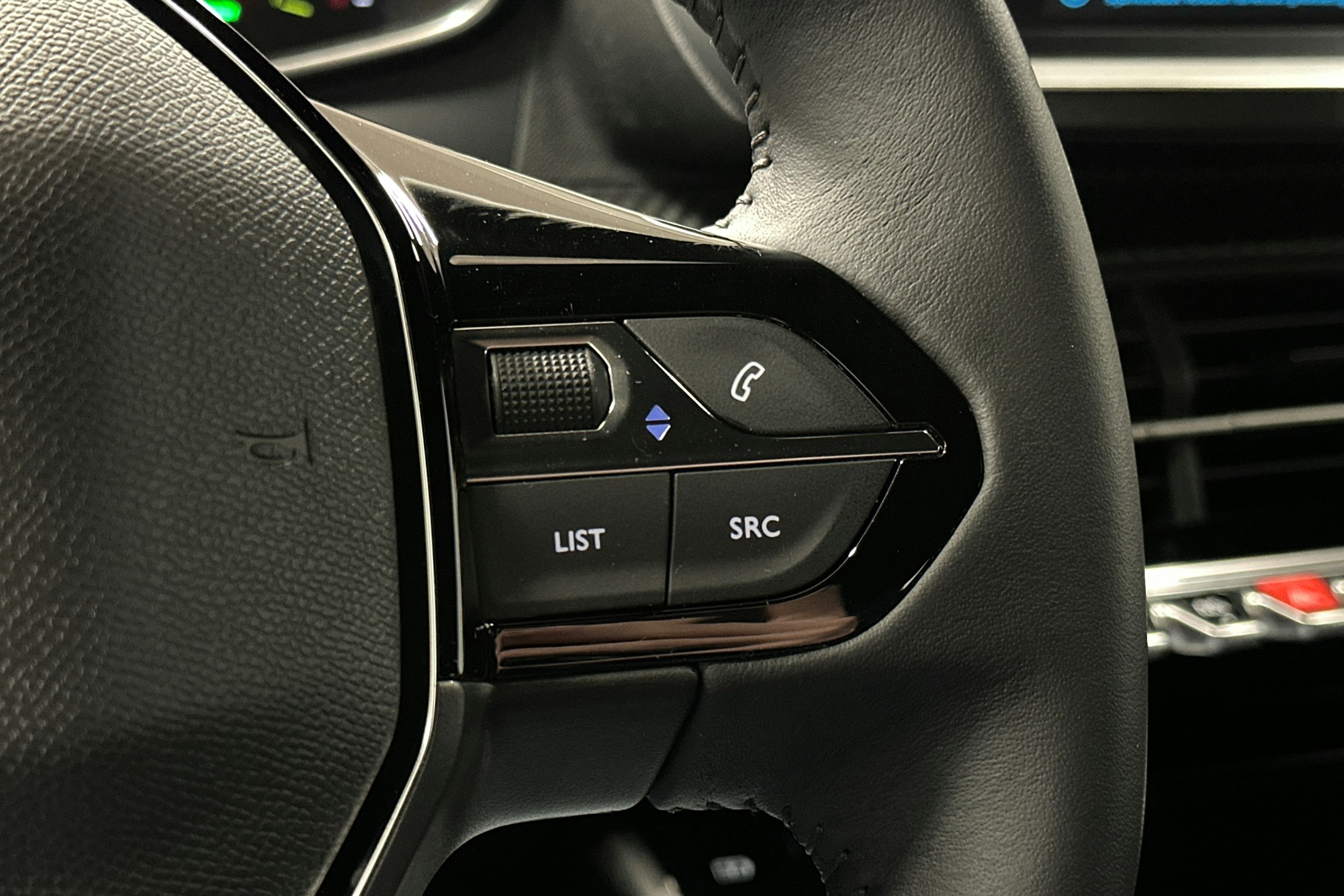 oranssi Peugeot e-2008 2023 kuva 15.