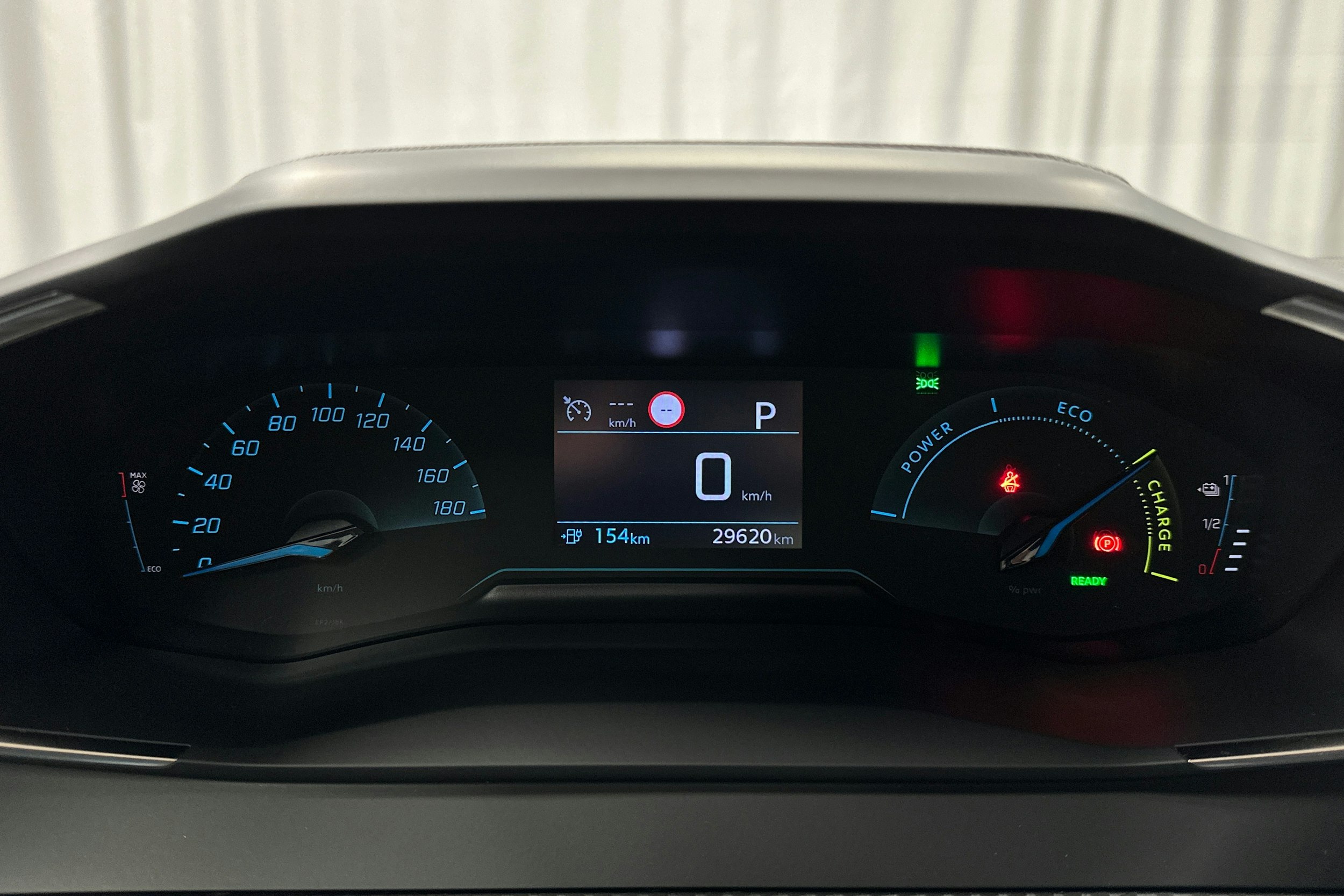 oranssi Peugeot e-2008 2023 kuva 16.