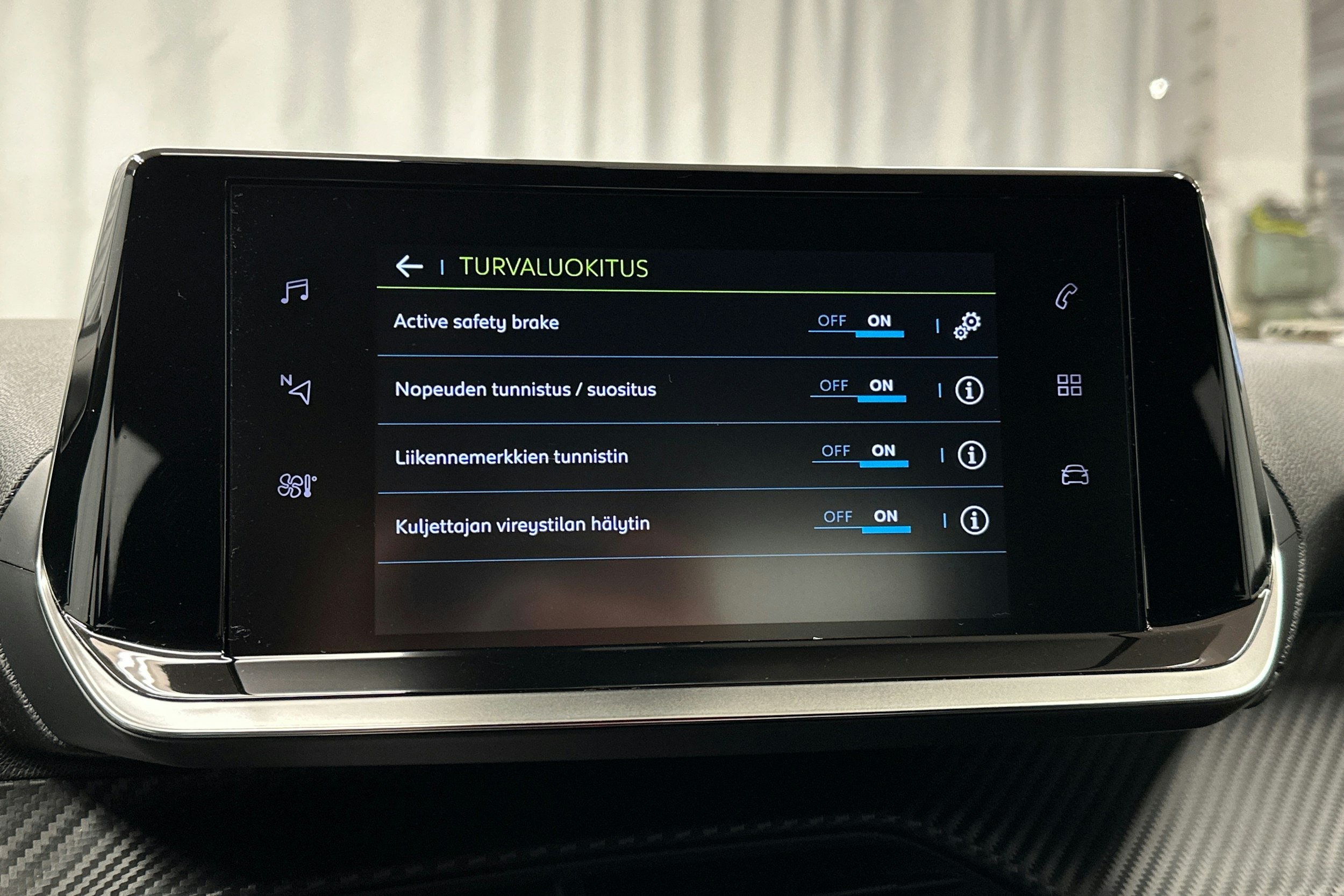 oranssi Peugeot e-2008 2023 kuva 18.