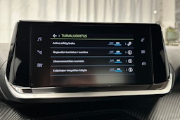 oranssi Peugeot e-2008 2023 kuva 18.