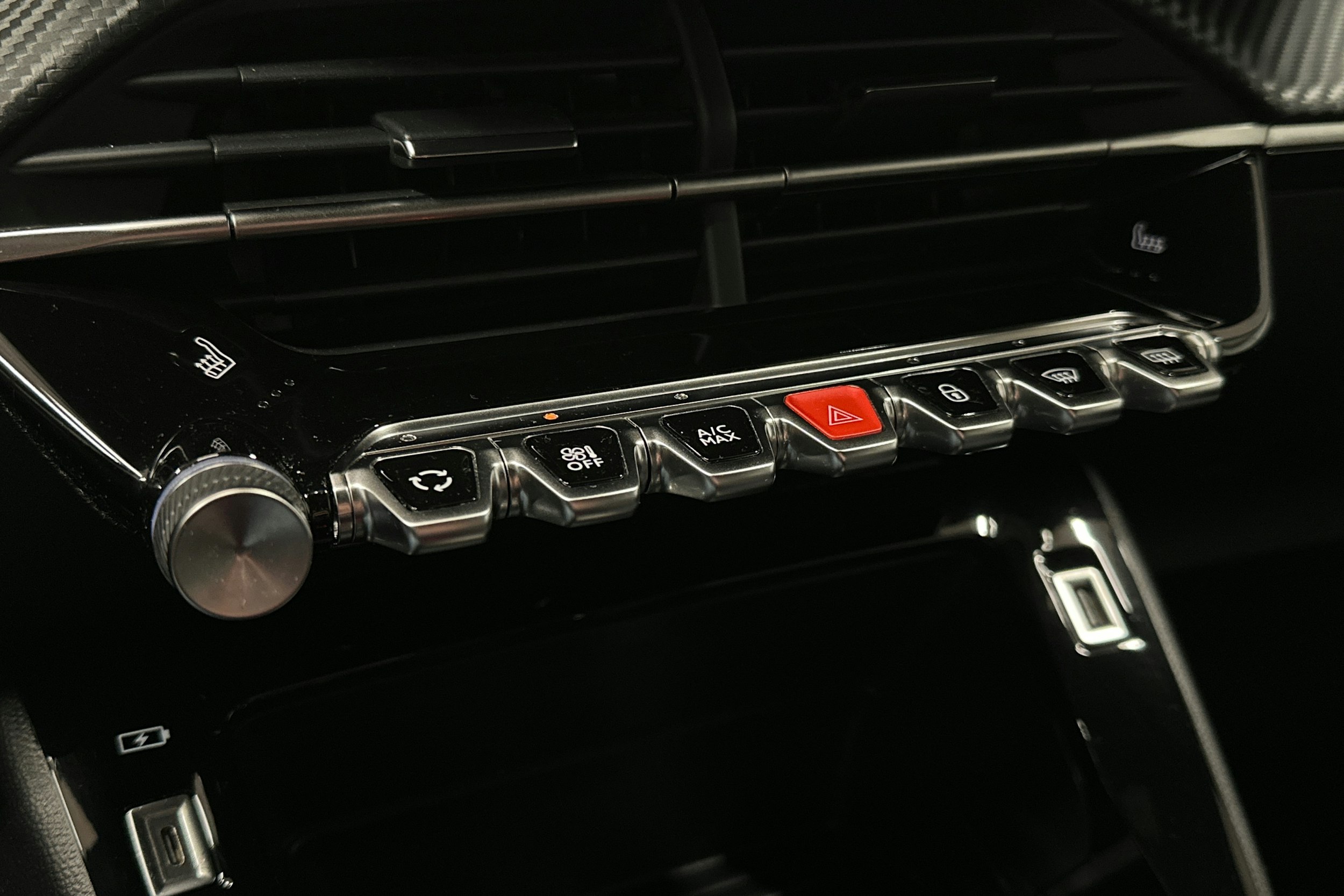 oranssi Peugeot e-2008 2023 kuva 20.