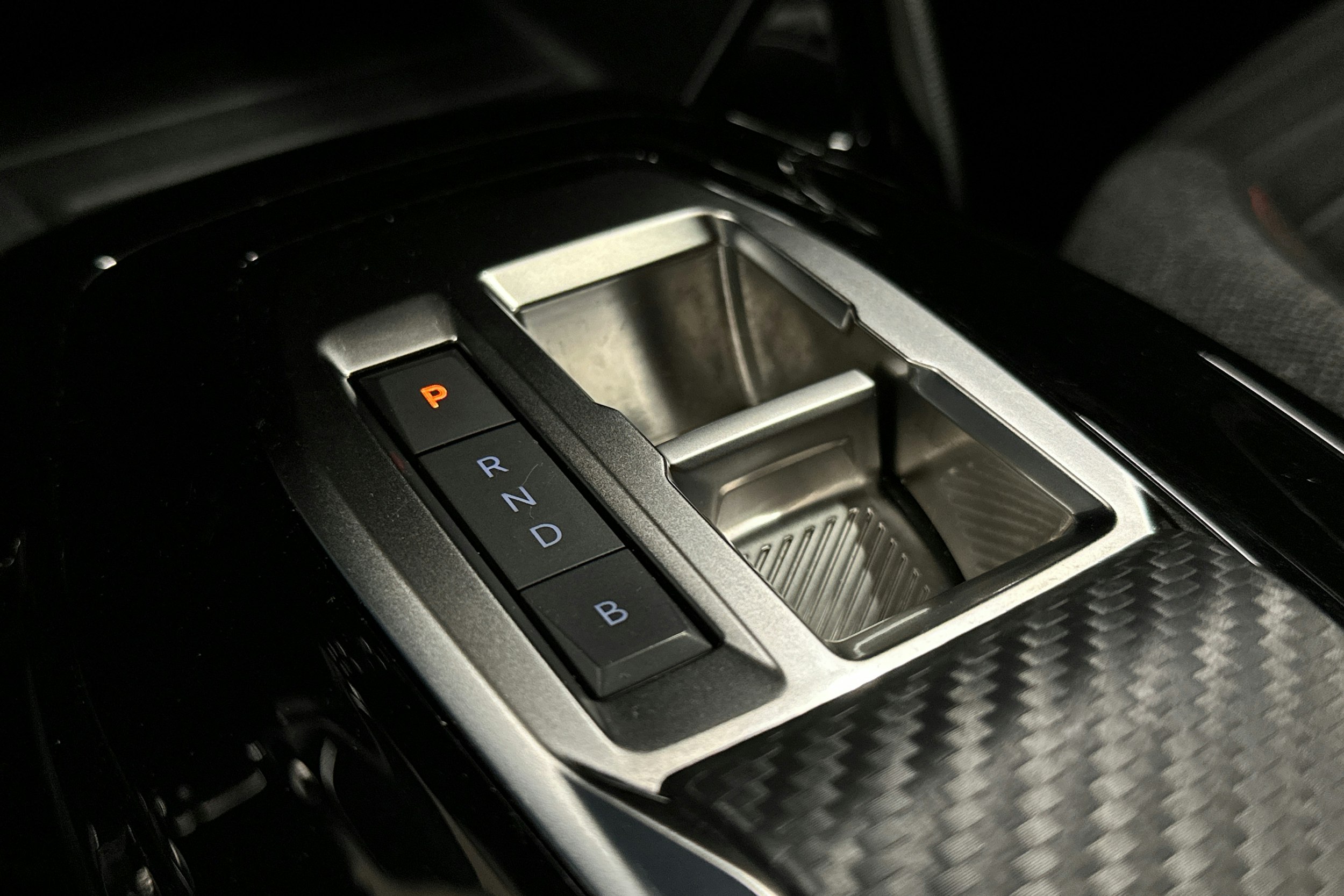 oranssi Peugeot e-2008 2023 kuva 21.