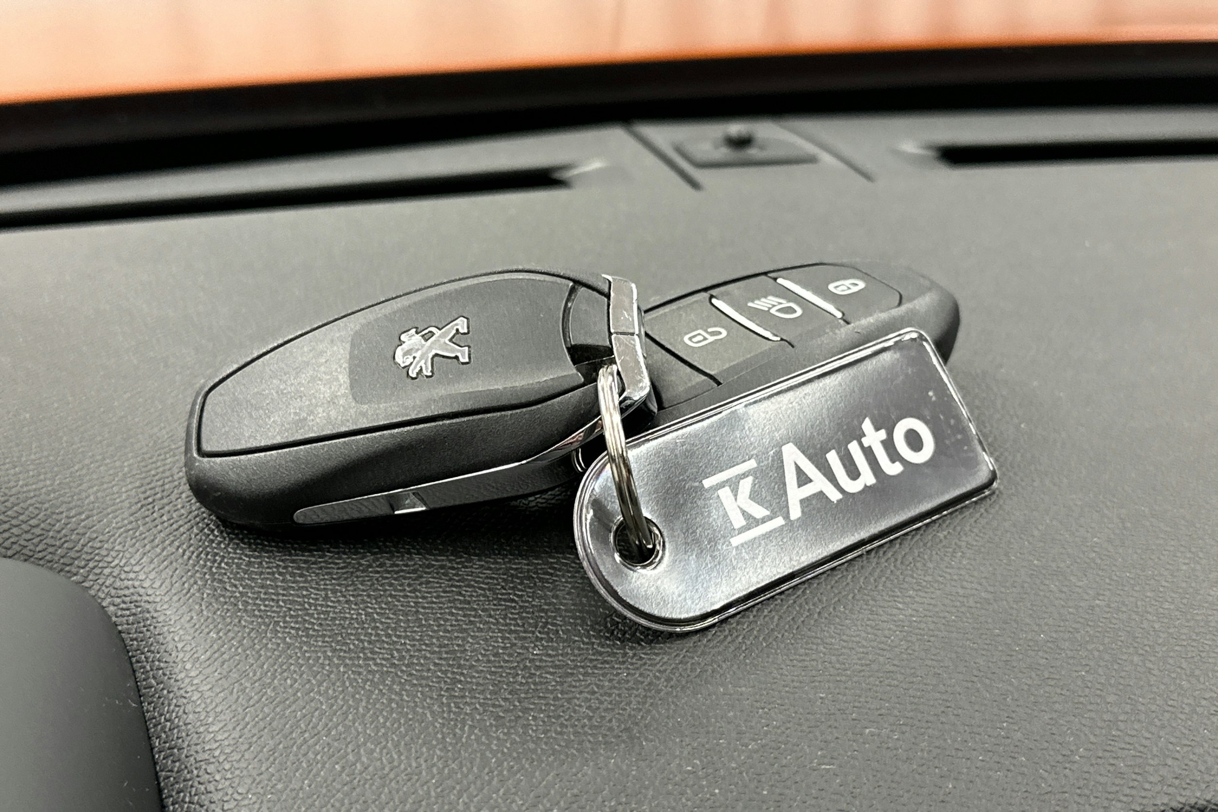 oranssi Peugeot e-2008 2023 kuva 22.