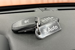 oranssi Peugeot e-2008 2023 kuva 22.