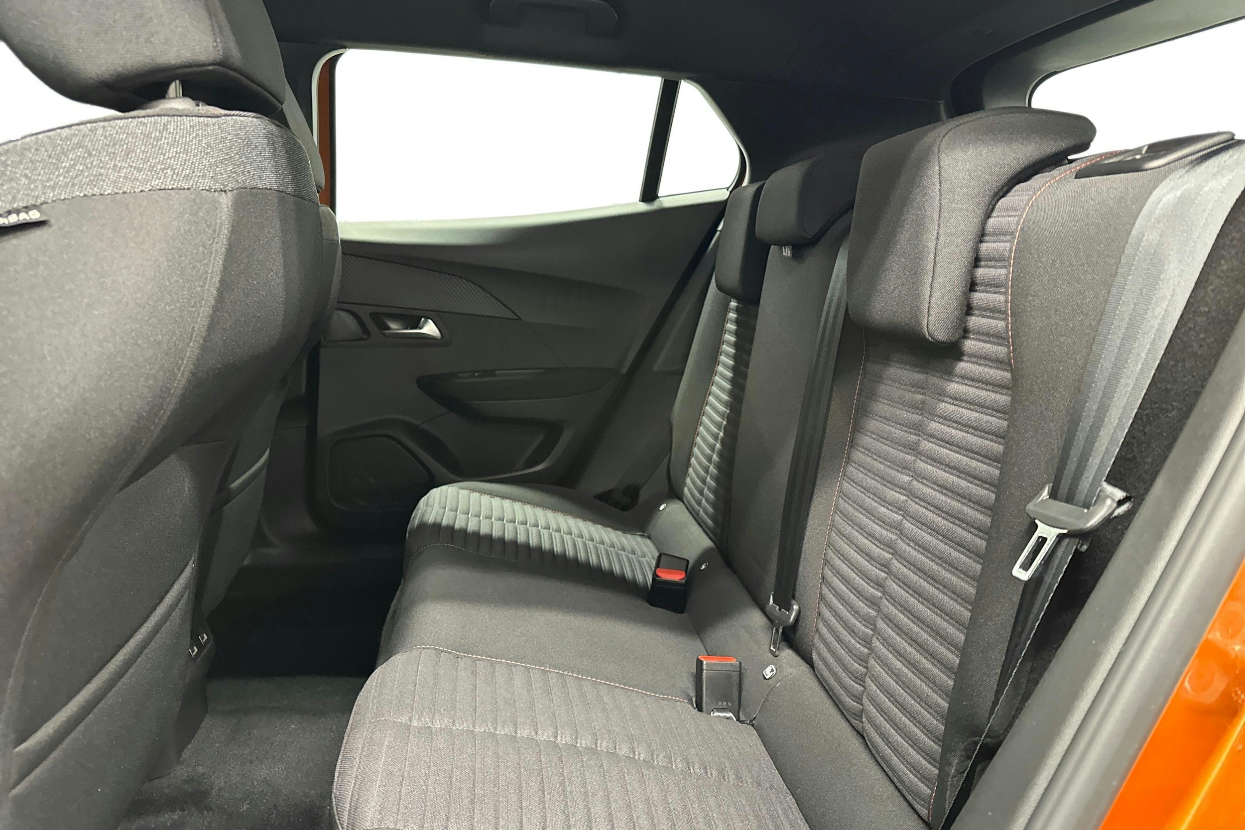 oranssi Peugeot e-2008 2023 kuva 10.