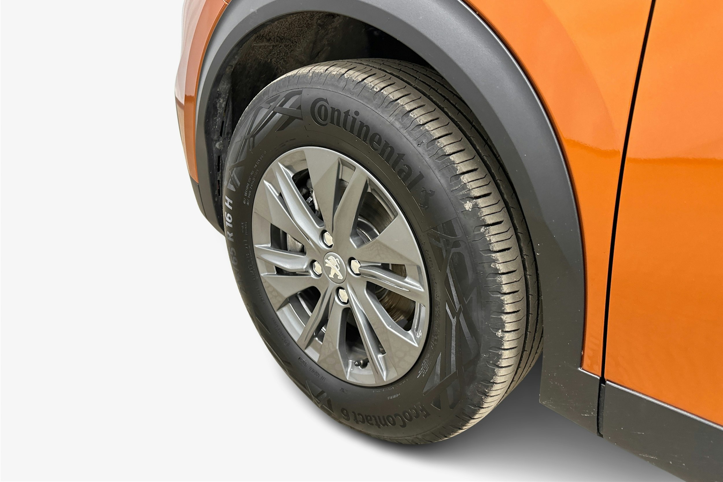 oranssi Peugeot e-2008 2023 kuva 11.