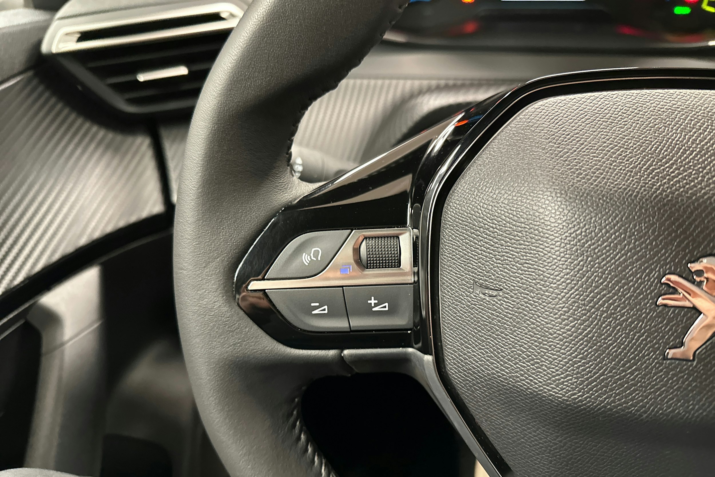 oranssi Peugeot e-2008 2023 kuva 14.