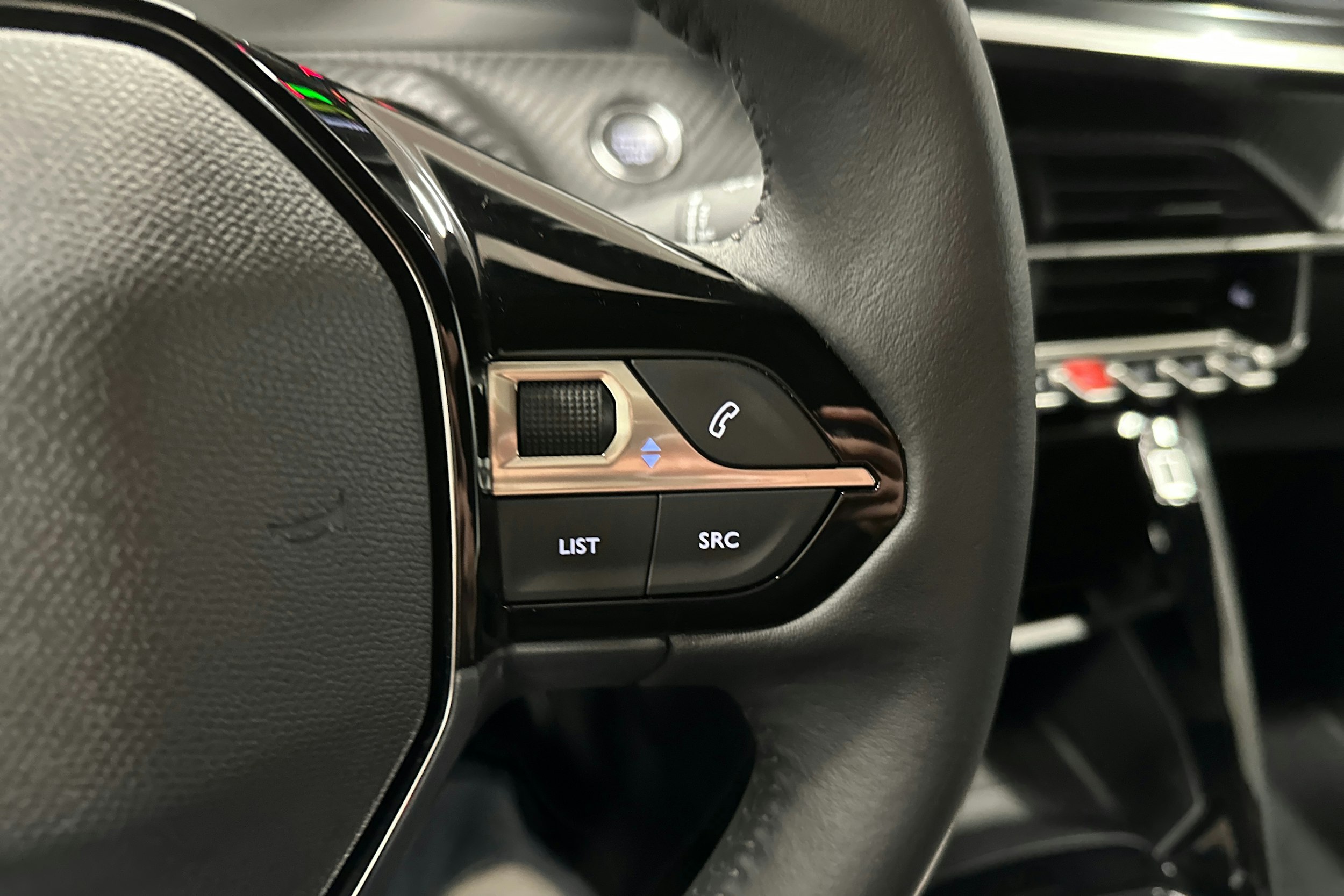 oranssi Peugeot e-2008 2023 kuva 15.