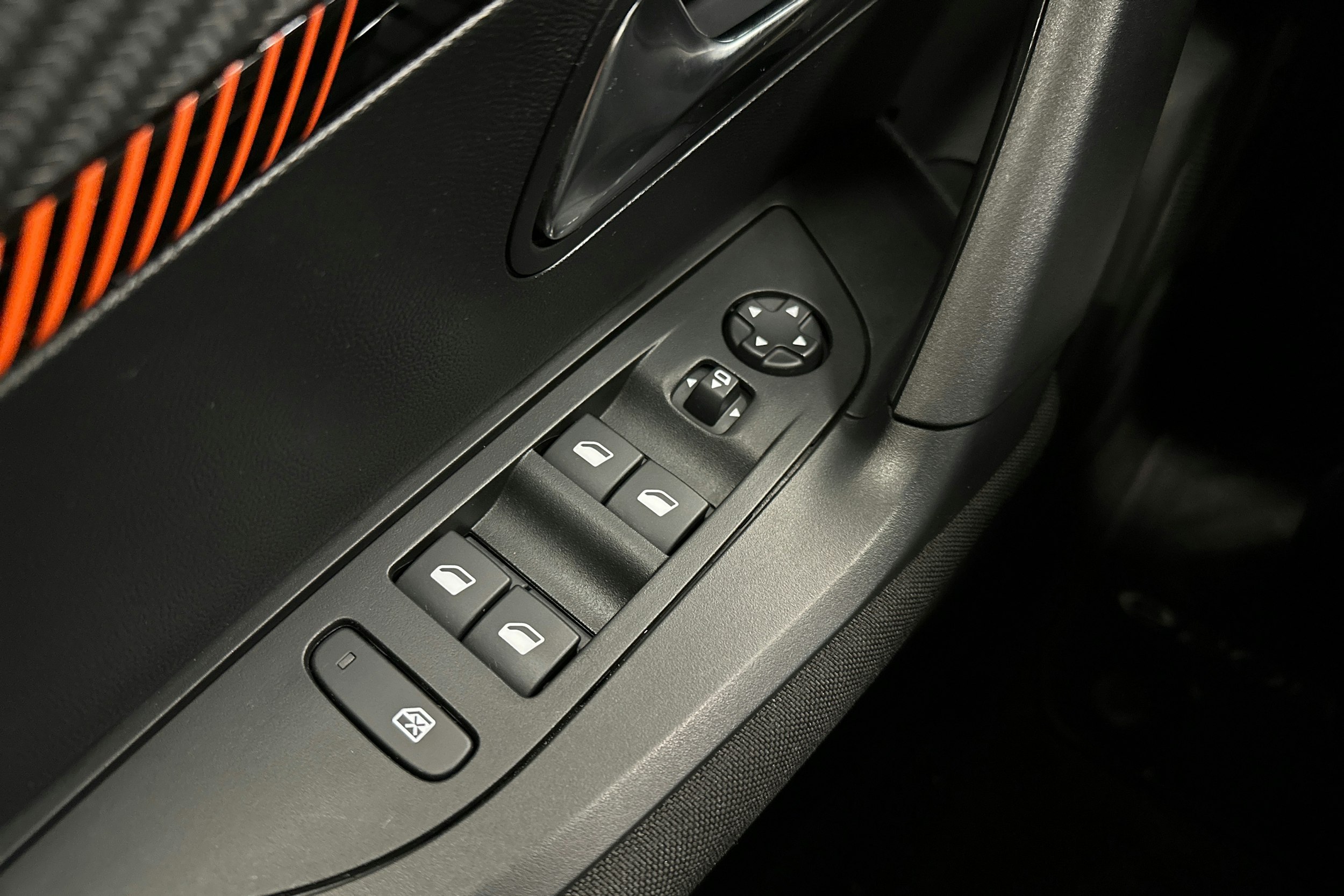 oranssi Peugeot e-2008 2023 kuva 16.