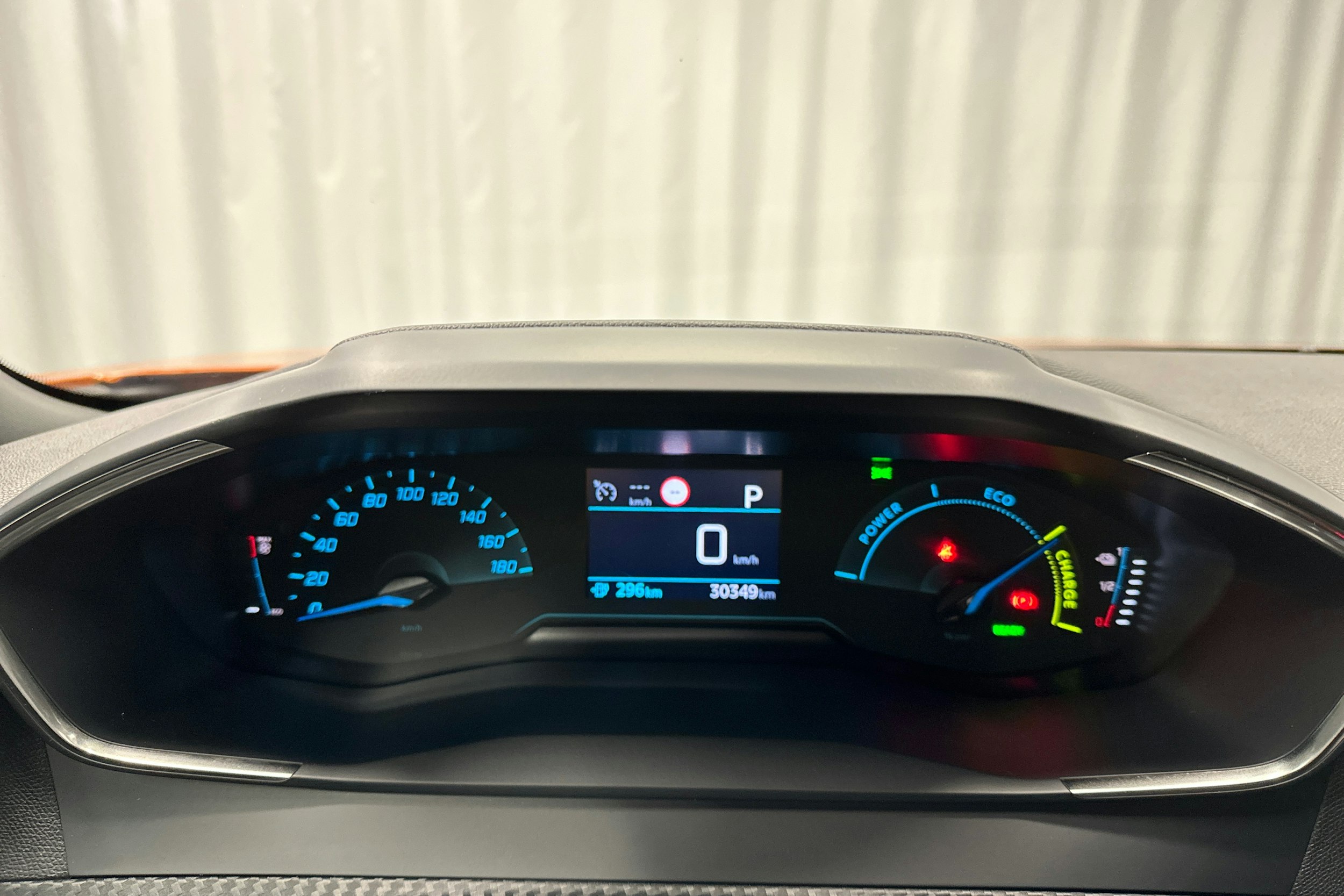 oranssi Peugeot e-2008 2023 kuva 17.