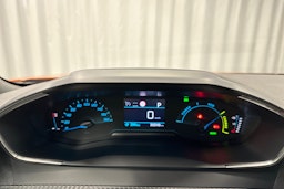 oranssi Peugeot e-2008 2023 kuva 17.