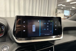 oranssi Peugeot e-2008 2023 kuva 18.