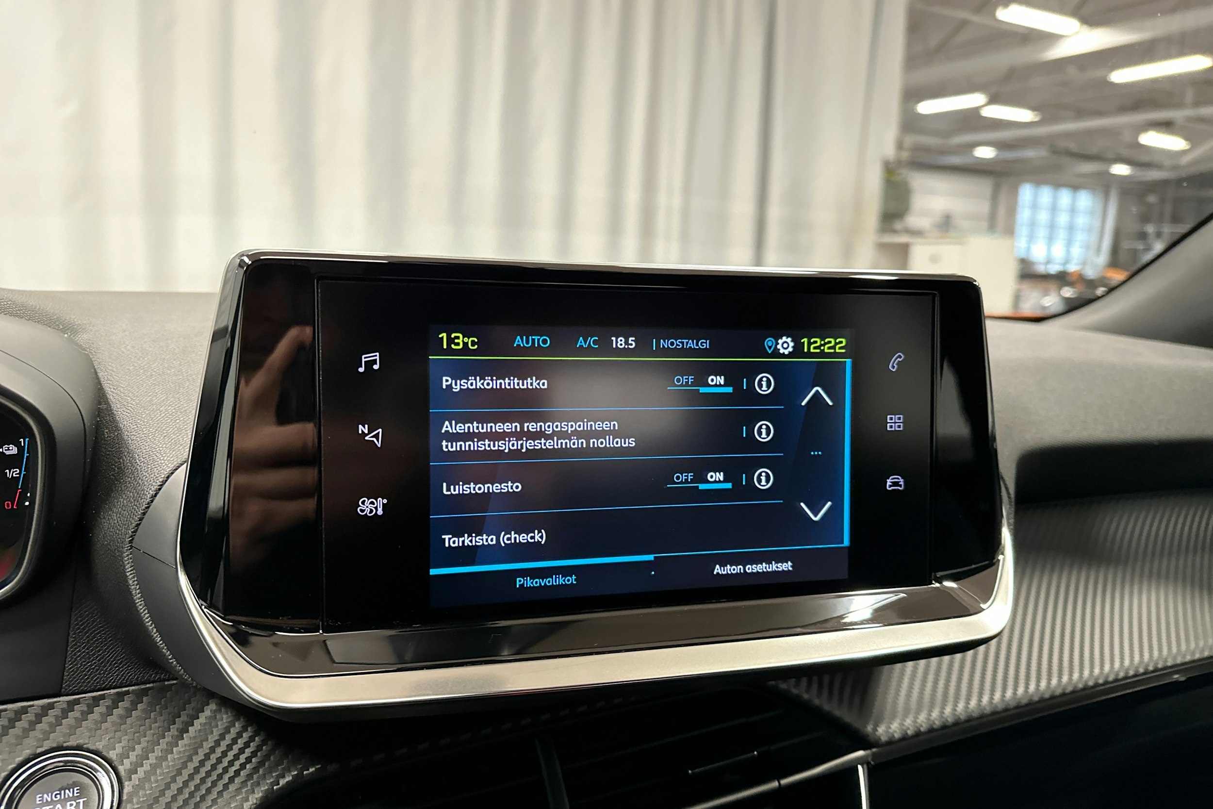 oranssi Peugeot e-2008 2023 kuva 19.