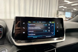 oranssi Peugeot e-2008 2023 kuva 19.