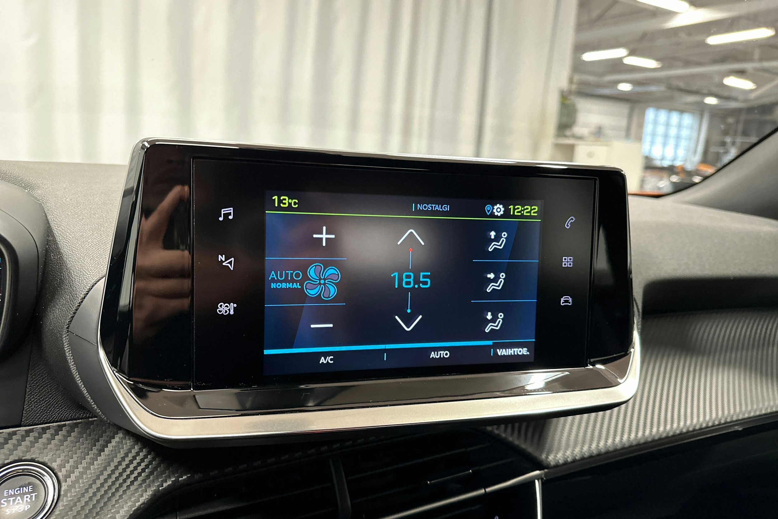 oranssi Peugeot e-2008 2023 kuva 20.