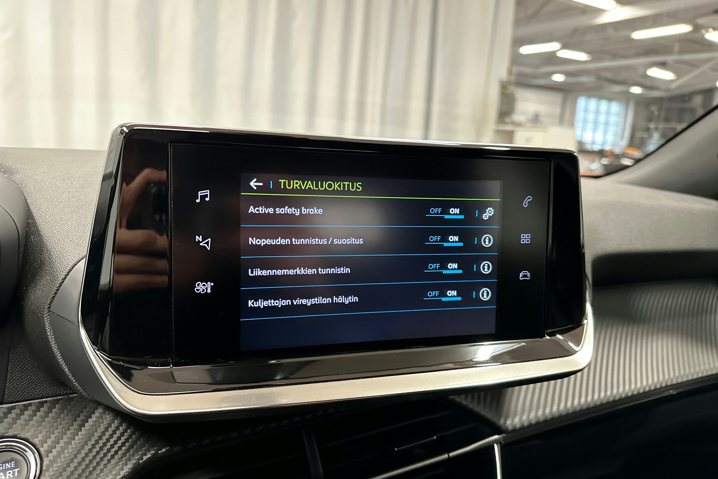 oranssi Peugeot e-2008 2023 kuva 21.