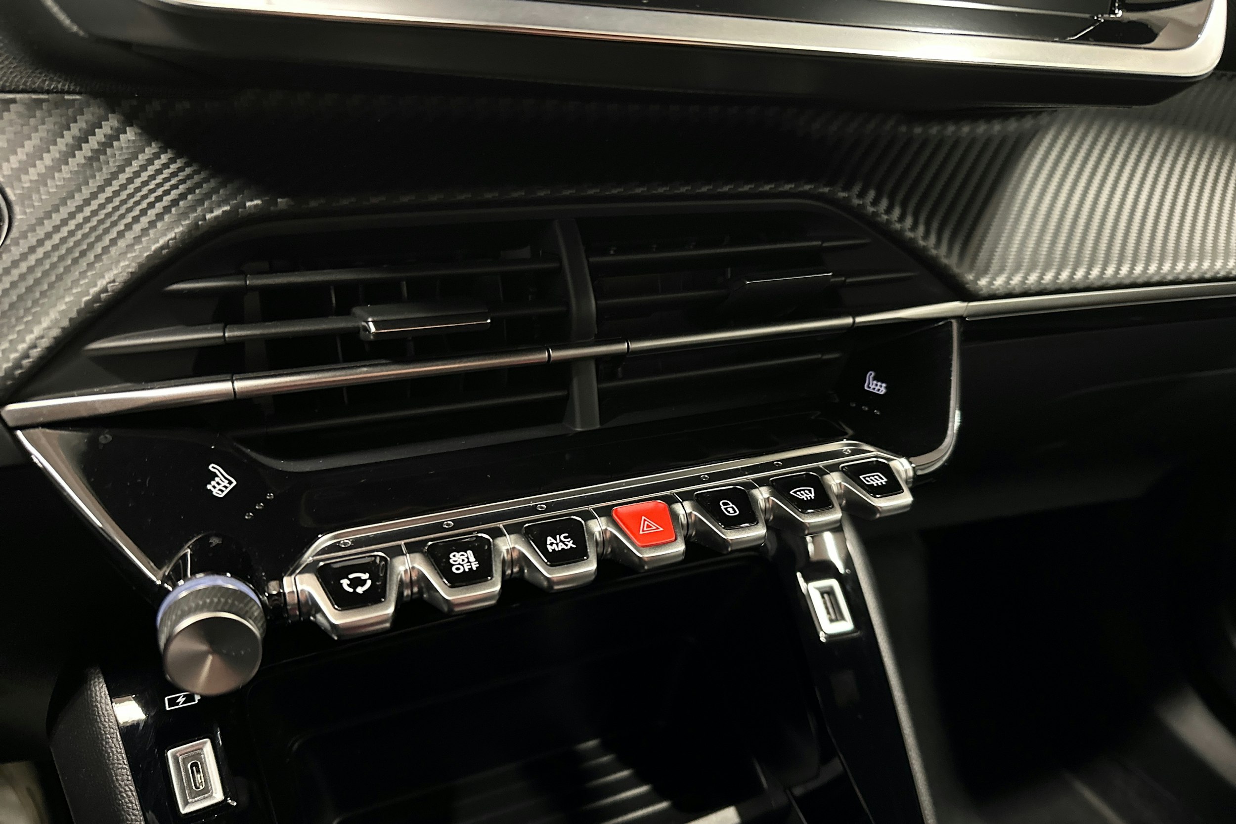 oranssi Peugeot e-2008 2023 kuva 22.