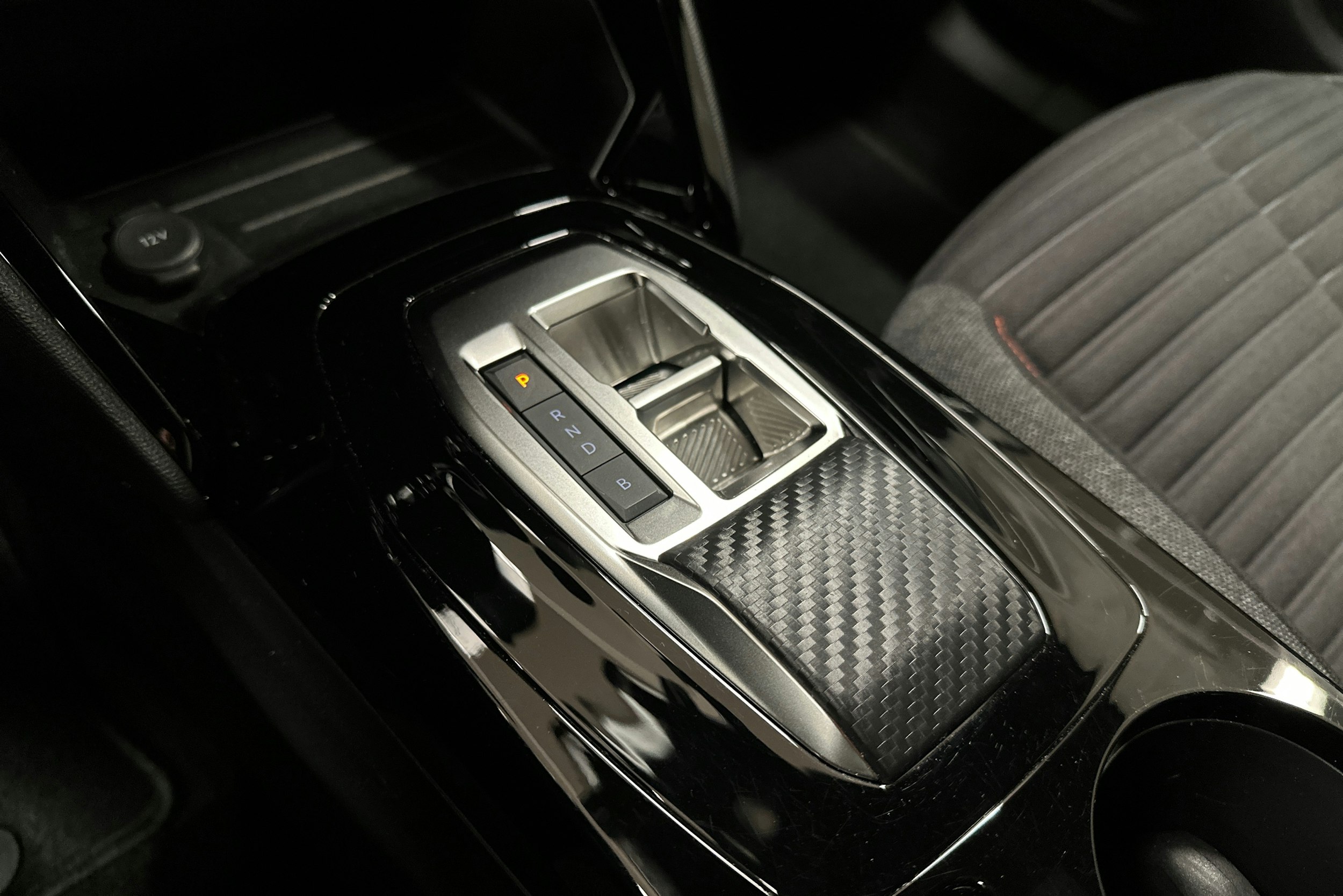 oranssi Peugeot e-2008 2023 kuva 23.