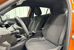 oranssi Peugeot e-2008 2023 kuva 24.