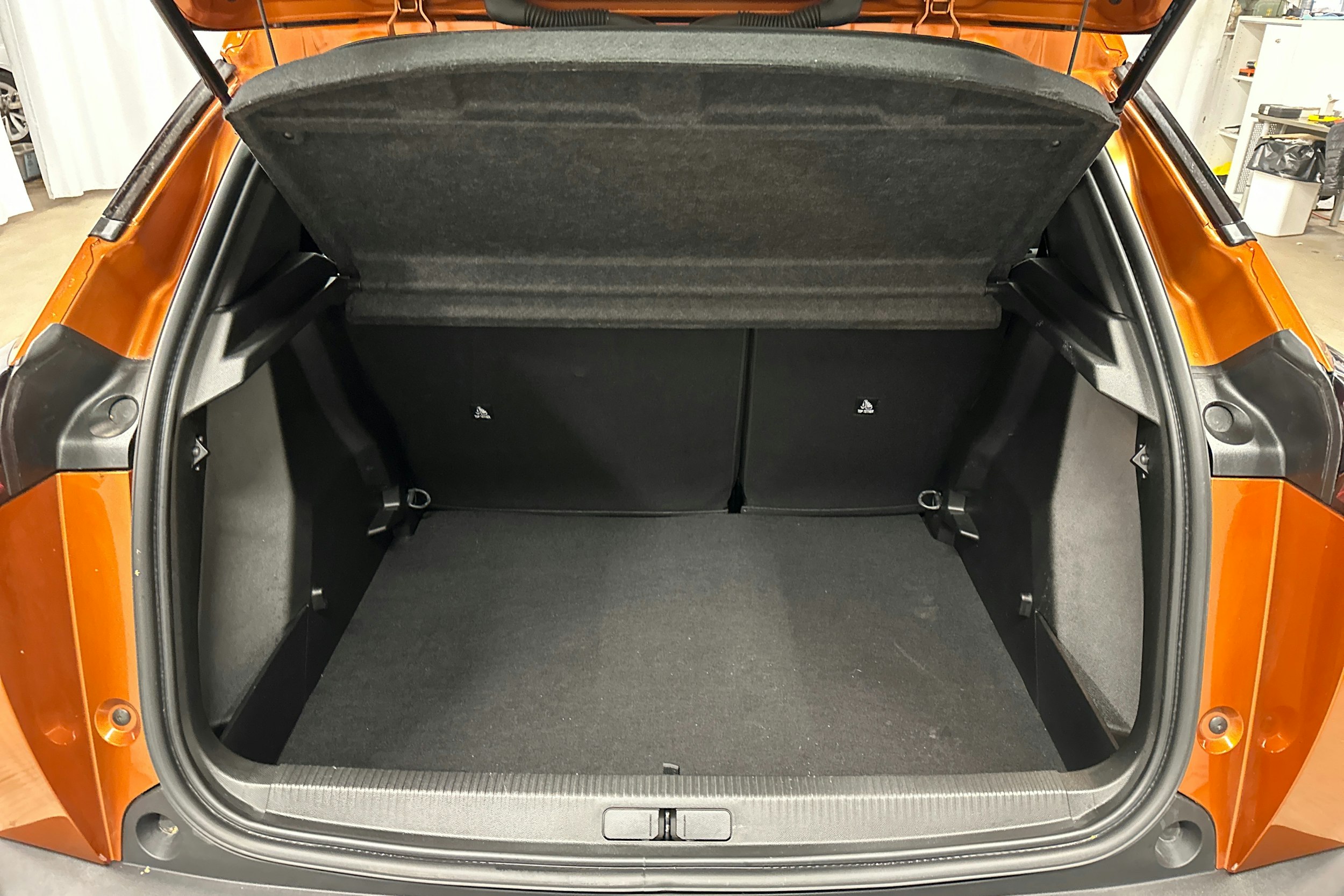 oranssi Peugeot e-2008 2023 kuva 25.