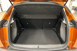 oranssi Peugeot e-2008 2023 kuva 25.