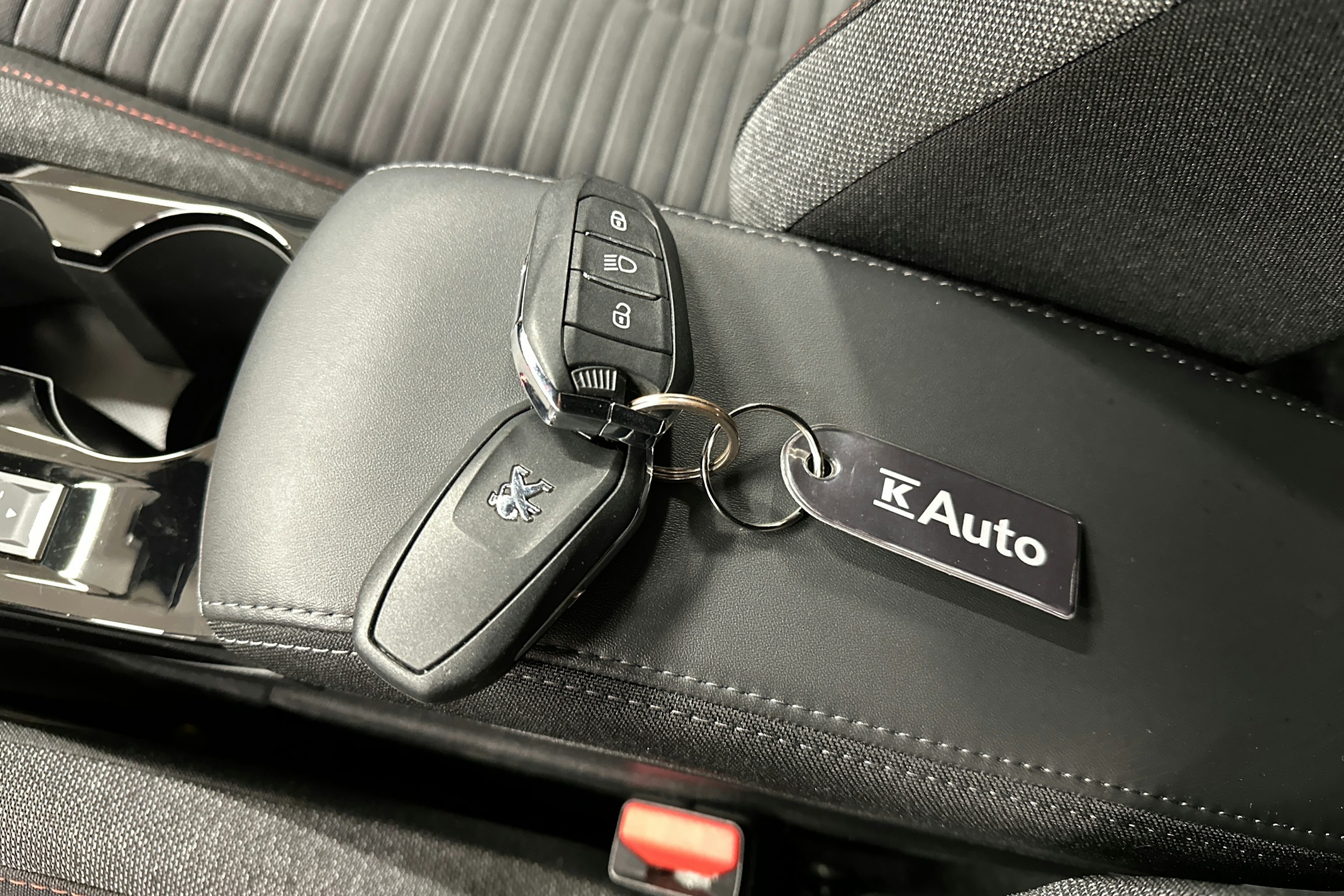 oranssi Peugeot e-2008 2023 kuva 26.