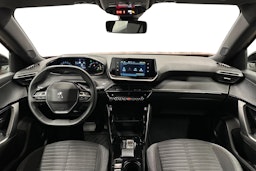 oranssi Peugeot e-2008 2023 kuva 9.