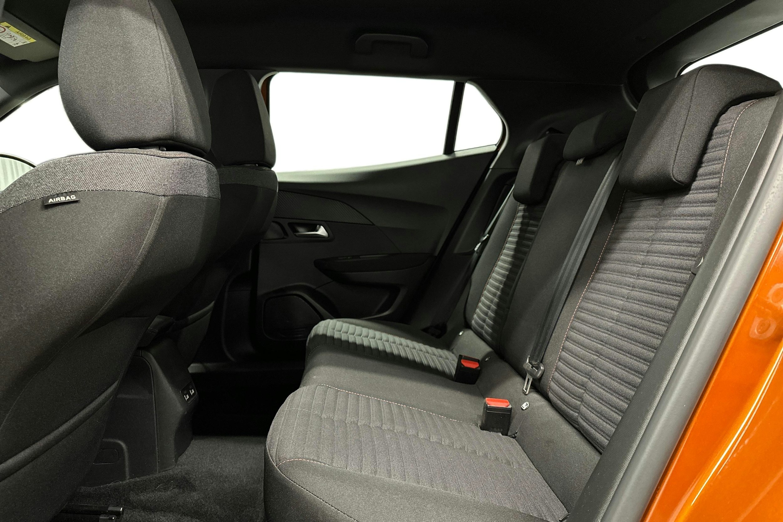oranssi Peugeot e-2008 2023 kuva 10.