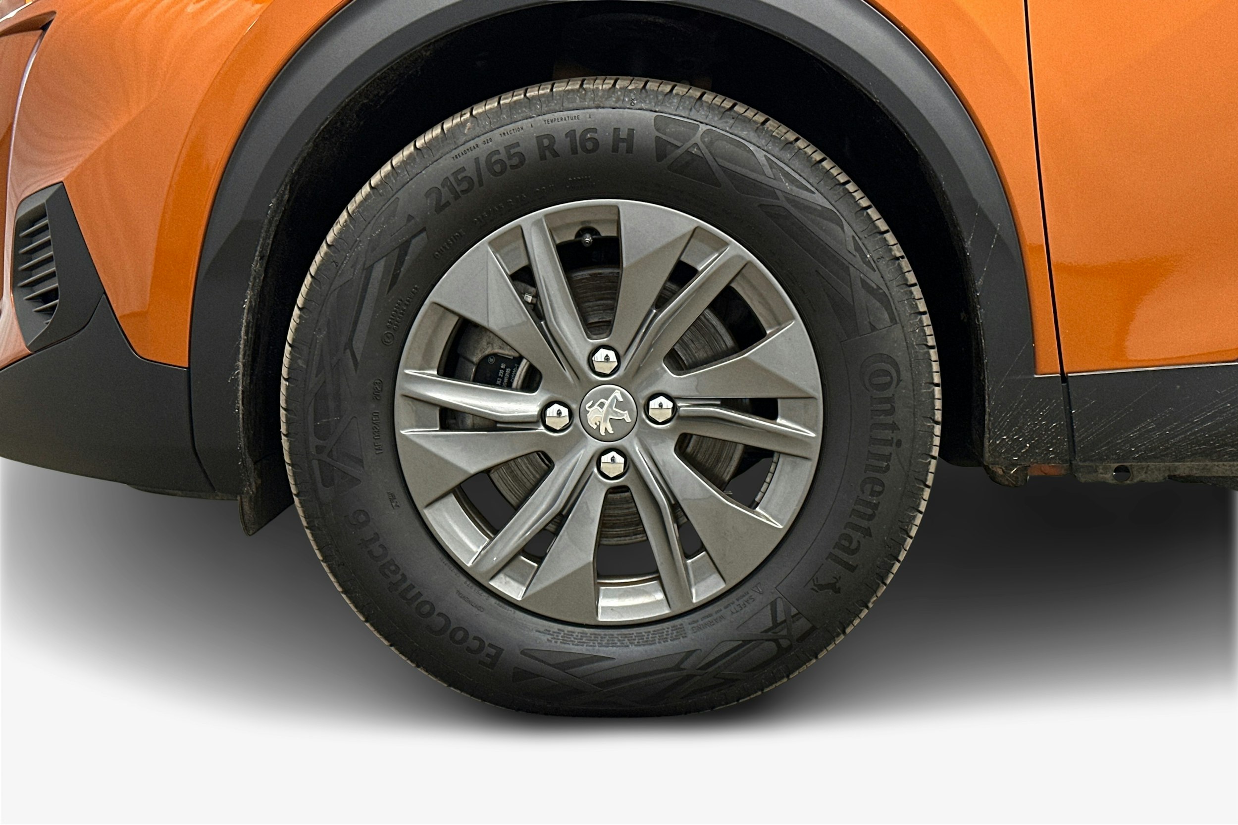 oranssi Peugeot e-2008 2023 kuva 11.