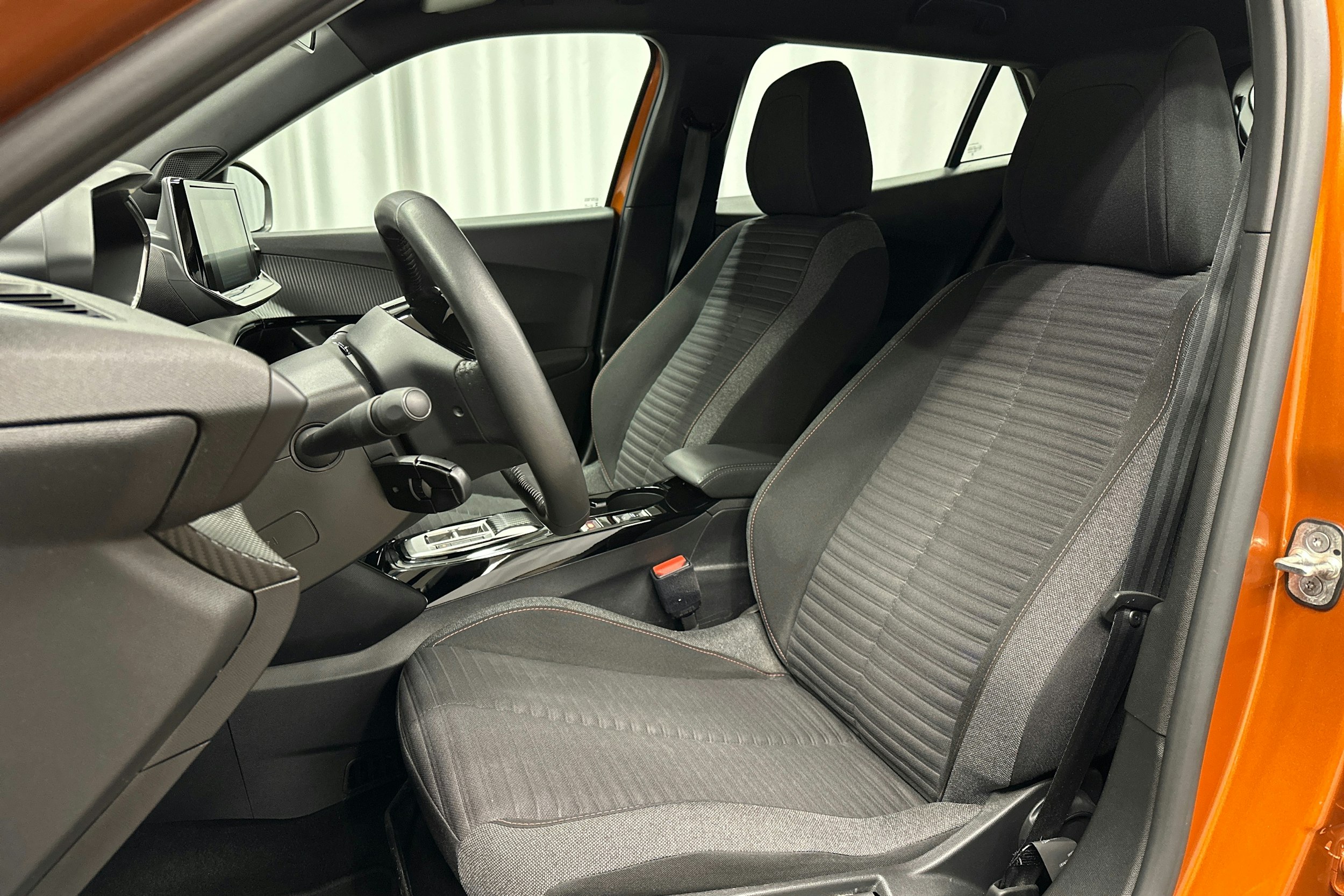 oranssi Peugeot e-2008 2023 kuva 15.