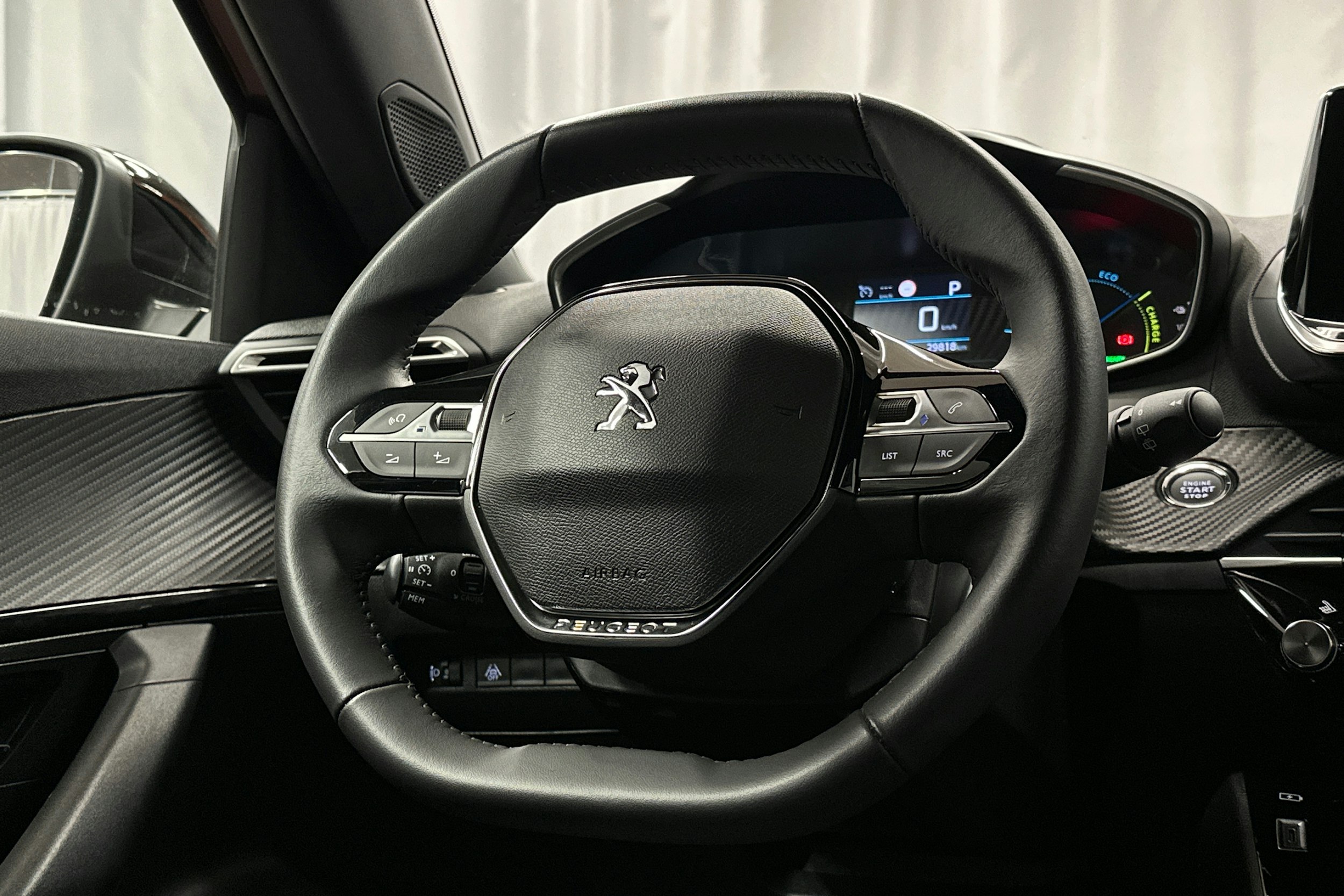 oranssi Peugeot e-2008 2023 kuva 16.