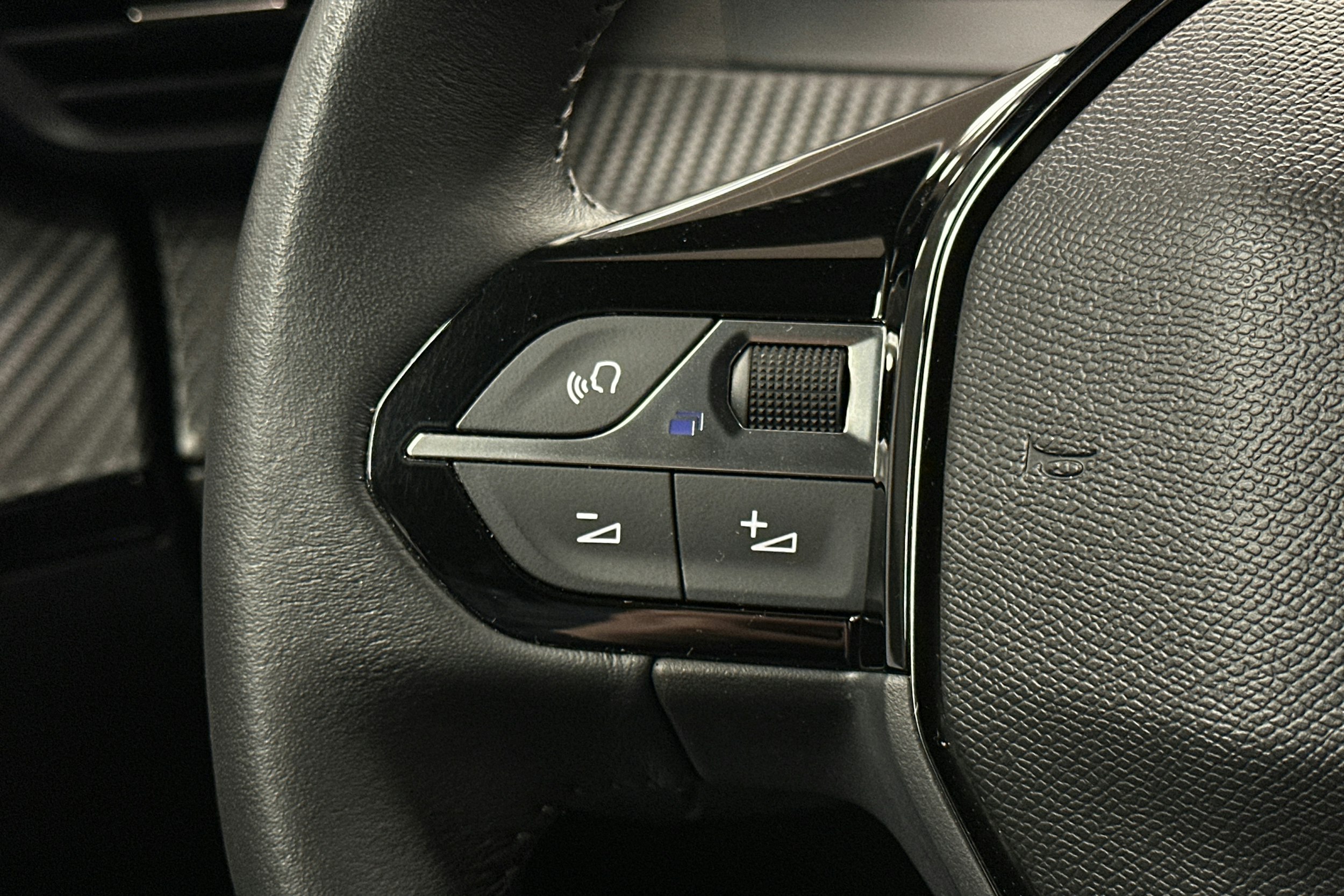 oranssi Peugeot e-2008 2023 kuva 17.