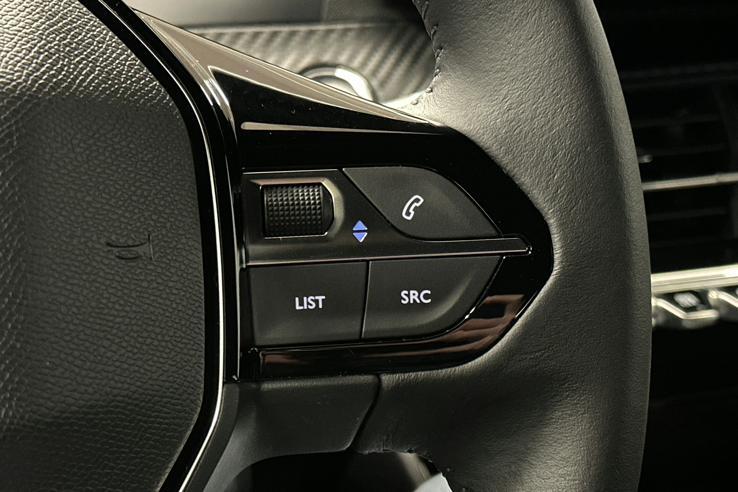 oranssi Peugeot e-2008 2023 kuva 18.