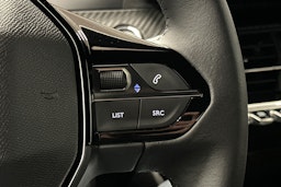 oranssi Peugeot e-2008 2023 kuva 18.