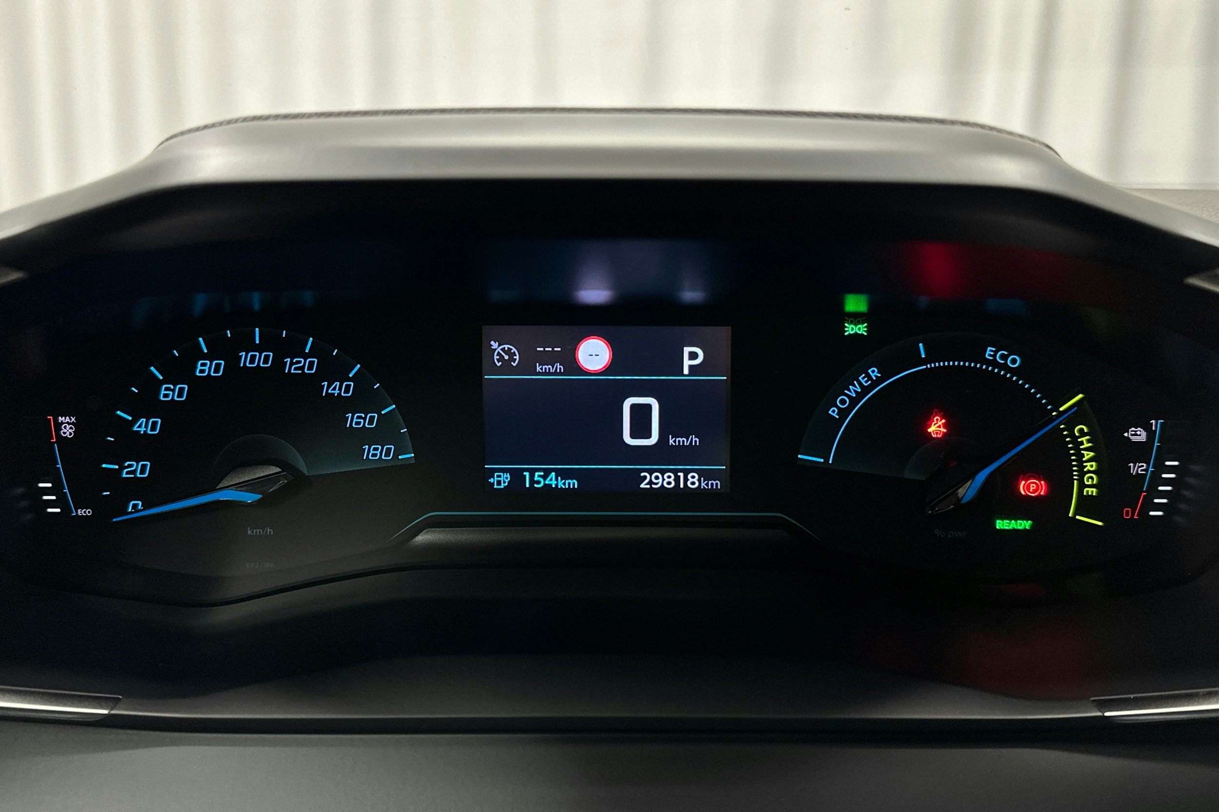 oranssi Peugeot e-2008 2023 kuva 19.