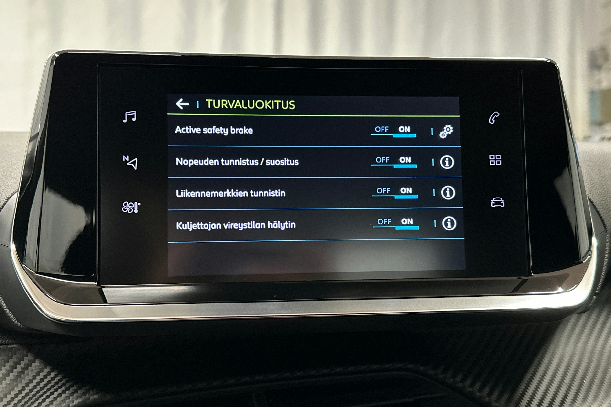 oranssi Peugeot e-2008 2023 kuva 21.