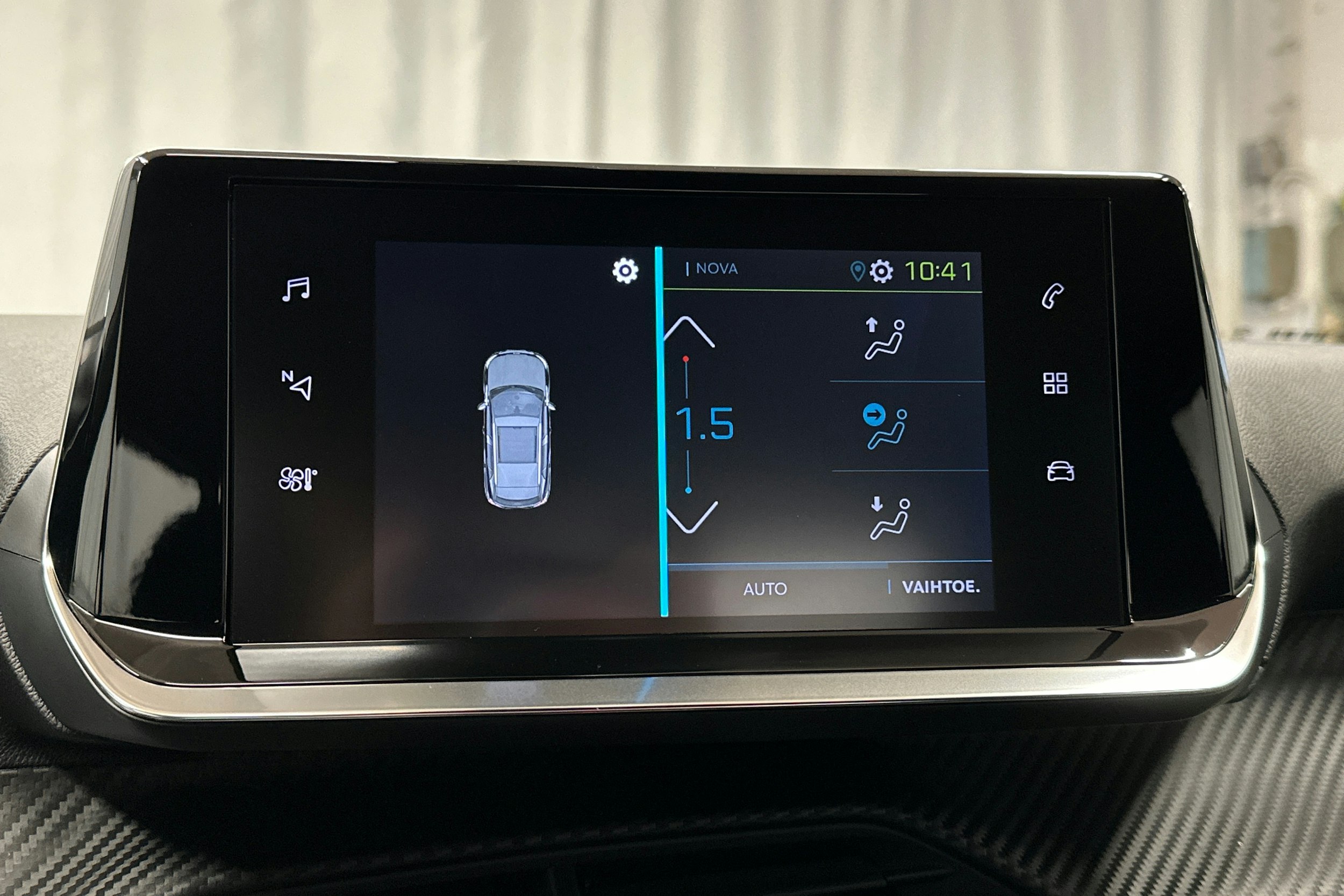 oranssi Peugeot e-2008 2023 kuva 22.