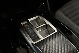 oranssi Peugeot e-2008 2023 kuva 23.