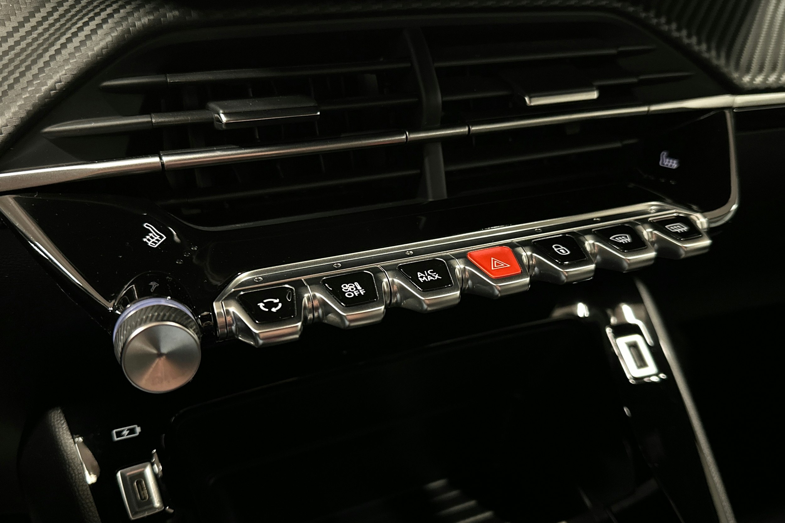 oranssi Peugeot e-2008 2023 kuva 24.