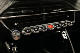 oranssi Peugeot e-2008 2023 kuva 24.