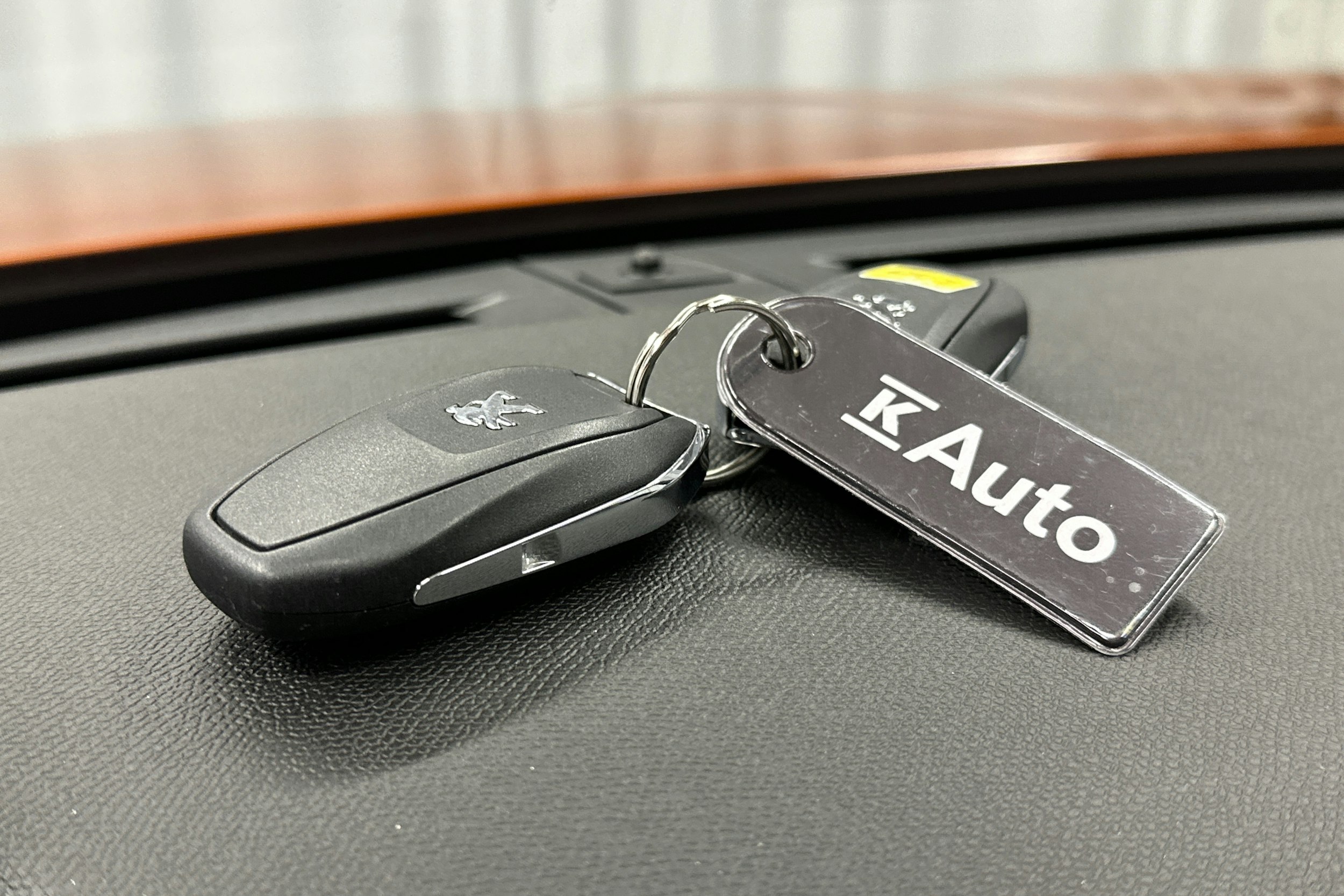 oranssi Peugeot e-2008 2023 kuva 25.