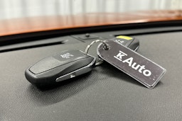 oranssi Peugeot e-2008 2023 kuva 25.