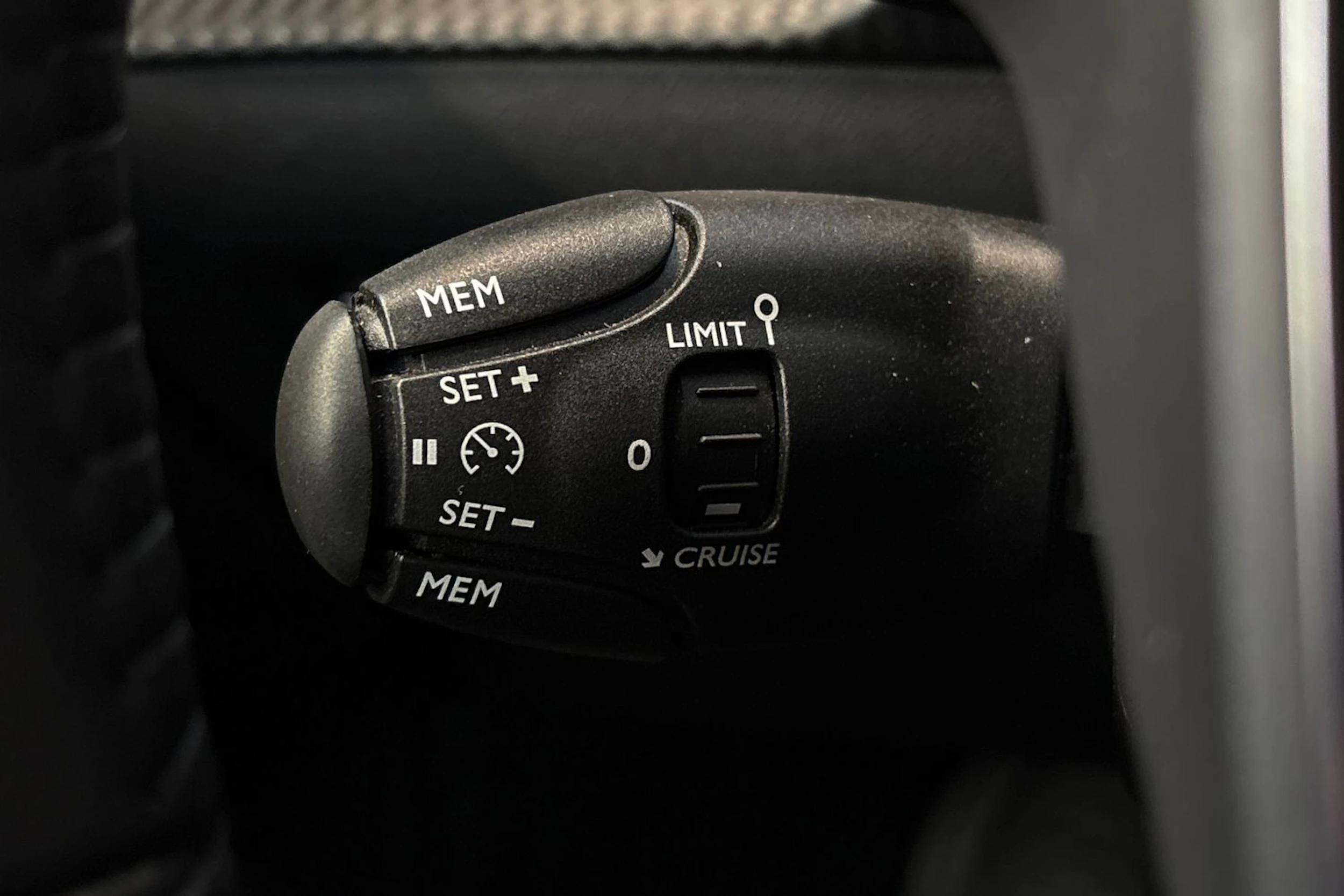 Harmaa Peugeot e-2008 2024 kuva 30.